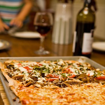 Caramelized onion, fig and arugula pizza